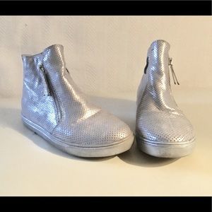 Awesome comfy silver bootie sneakers 6.5